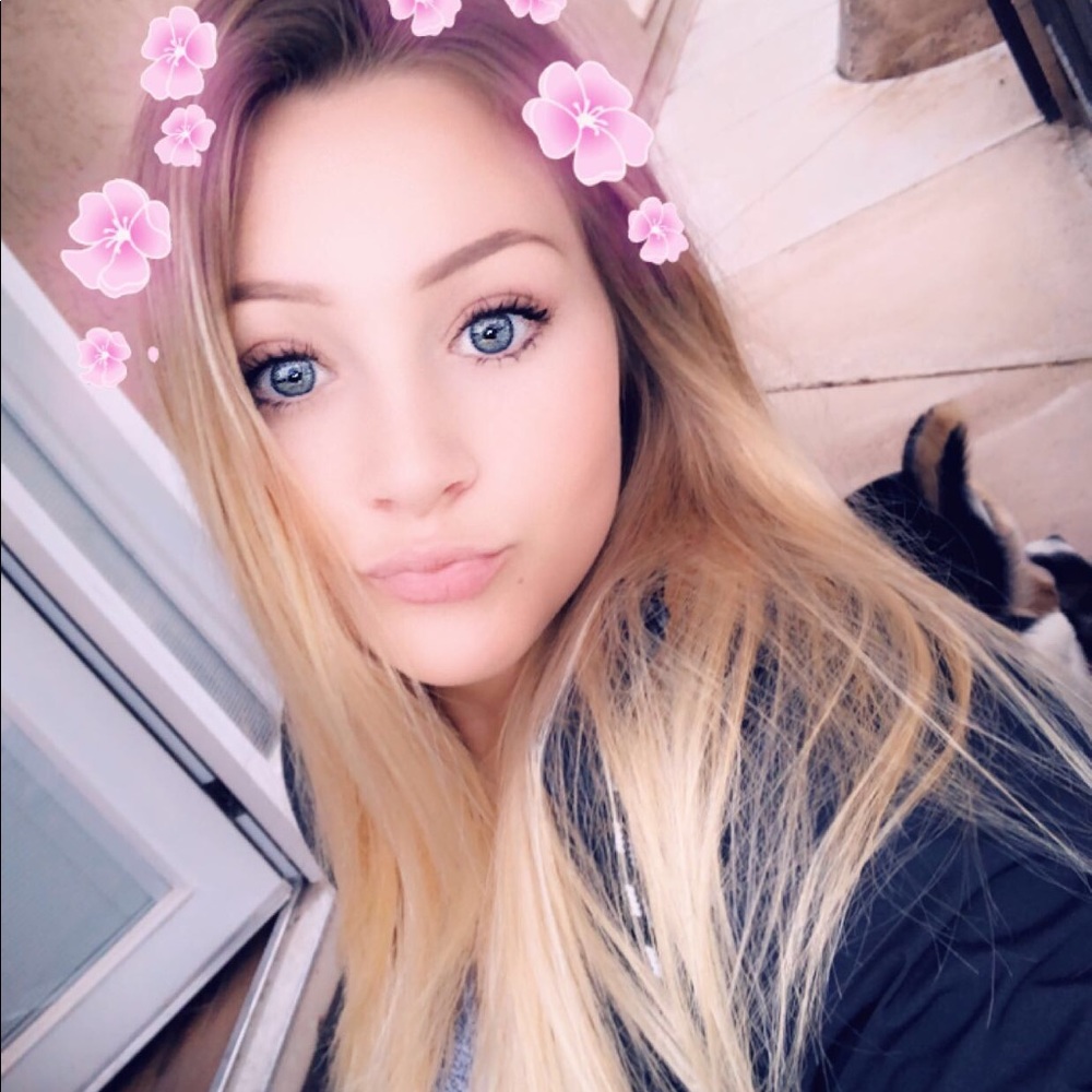 Meet your Posher, Caitlin
